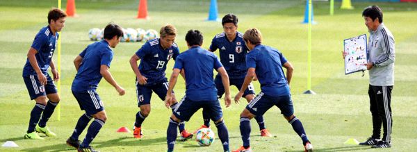 日本队亚洲杯半决赛战术训练场景，球员进行传控配合演练