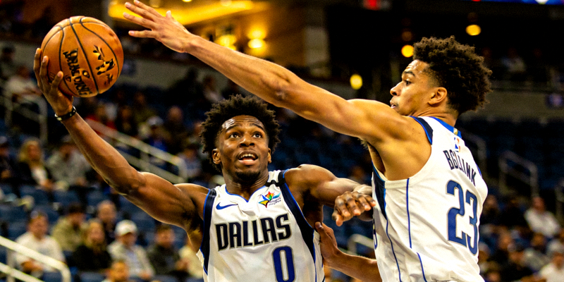 NBA新赛季黑马球队潜力球员在赛场上激烈对抗的精彩瞬间