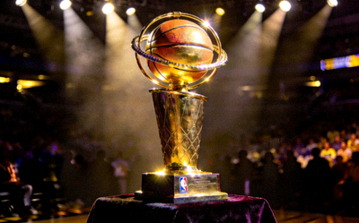 NBA总冠军奖杯在聚光灯下闪耀，象征最高荣誉