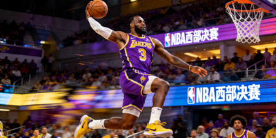 NBA西部决赛直播，湖人队球星突破上篮瞬间