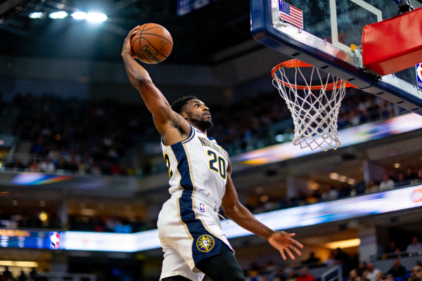 NBA篮球比赛中球员高高跃起完成扣篮的精彩瞬间图片